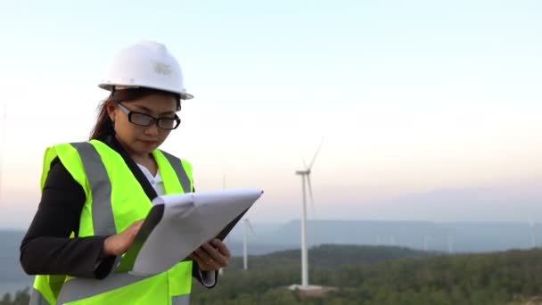 Pohled Ženského Inženýra Pracujícího Blízkosti Elektrárny — Stock video