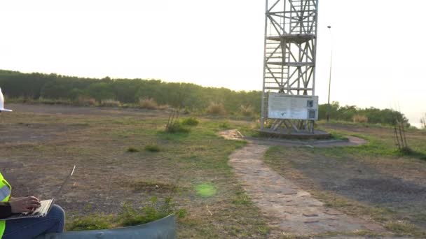 Vista Ingeniera Que Trabaja Cerca Estación Eléctrica — Vídeos de Stock