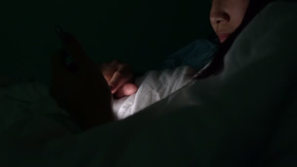 Asiatin Spielt Nachts Auf Smartphone Bett — Stockvideo