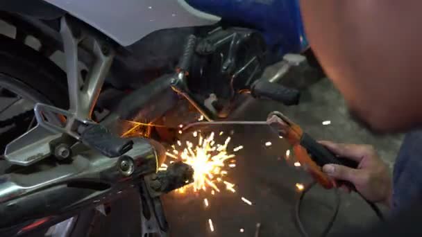 Welder Cutting Steel Used Assemble Truck Parts — Stock Video