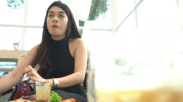 Νεαρή Ασιάτισσα Που Τρώει Στο Καφέ — Αρχείο Βίντεο