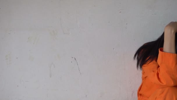 Frauenhände Die Verzweifelt Versuchen Das Eiserne Gefängnis Fangen Gefangenenkonzept — Stockvideo
