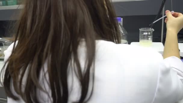 Científica Femenina Trabajando Laboratorio — Vídeo de stock