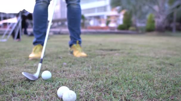 Masculino Golfista Jogar Golfe Campo Gramado — Vídeo de Stock