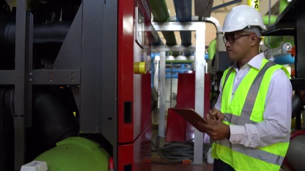 Asiático Ingeniero Mantenimiento Sistema Gestión Aguas Residuales Una Gran Fábrica — Vídeo de stock