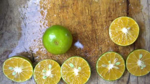 Aufgeschnittene Frische Orangen Für Saft Gesundes Getränkekonzept — Stockvideo