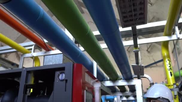 巨大な工場の排水管理システムのアジアのメンテナンスエンジニア 暖房システム機器の技術データをチェックメンテナンス タイの人々 — ストック動画