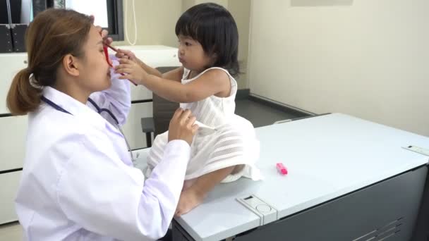 Asiatischer Arzt Mit Einem Stethoskop Atmung Und Herz Eines Schönen — Stockvideo