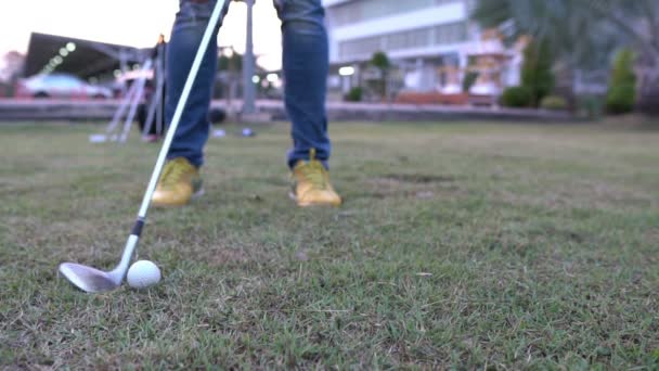 Golfista Masculino Jugando Golf Campo Herboso — Vídeo de stock