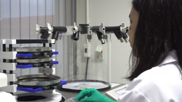 Kvinnlig Forskare Som Arbetar Labb Gör Experiment Och Forskning För — Stockvideo