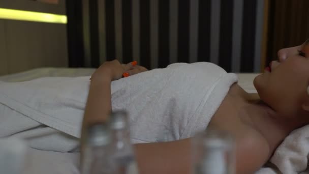 Asiatique Belle Femme Relaxant Dans Spa Salon — Video