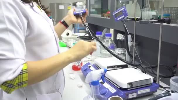 Cientista Trabalhando Laboratório — Vídeo de Stock