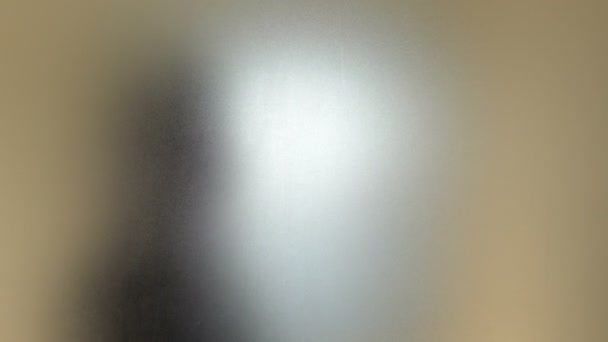 Primo Piano Silhouette Maschile Dietro Vetro Opaco — Video Stock