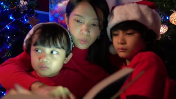 Glückliche Mutter Mit Kindern Der Nähe Des Weihnachtsbaums Glückliche Feiertage — Stockvideo