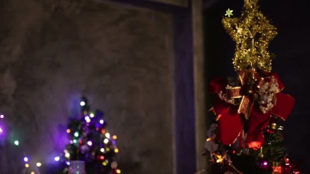 玩具熊娃娃头戴圣诞礼帽装饰圣诞背景 — 图库视频影像