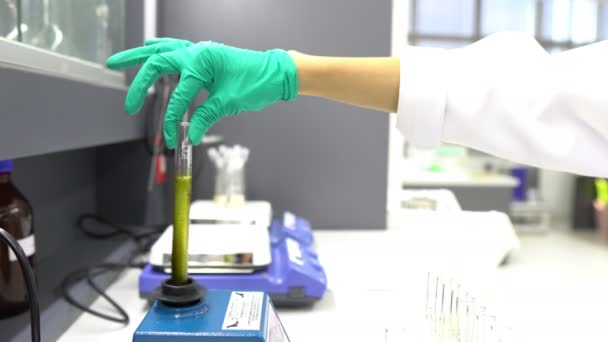 Cientista Trabalhando Laboratório — Vídeo de Stock