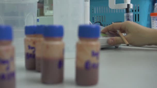 실험실에서 일하는 아시아인 과학자의 사진입니다 결과를 연구가들의 — 비디오