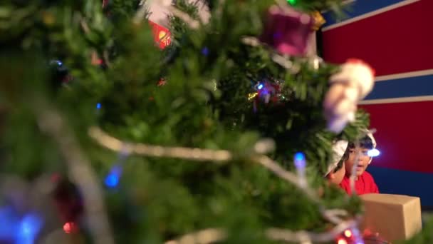 Ευτυχισμένη Μητέρα Παιδιά Κοντά Στο Χριστουγεννιάτικο Δέντρο Καλές Γιορτές Έννοια — Αρχείο Βίντεο