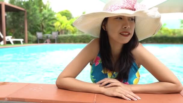 Mladá Žena Klobouku Barevné Plavky Relaxační Bazénu — Stock video
