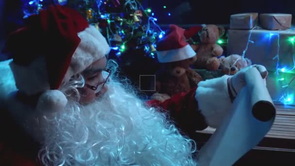 Santa Leitura Carta Perto Árvore Natal Com Guirlanda Conceito Feriados — Vídeo de Stock