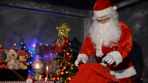 Santa Leitura Carta Perto Árvore Natal Com Guirlanda Conceito Feriados — Vídeo de Stock