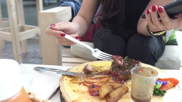 Jovem Mulher Asiática Comer Café — Vídeo de Stock