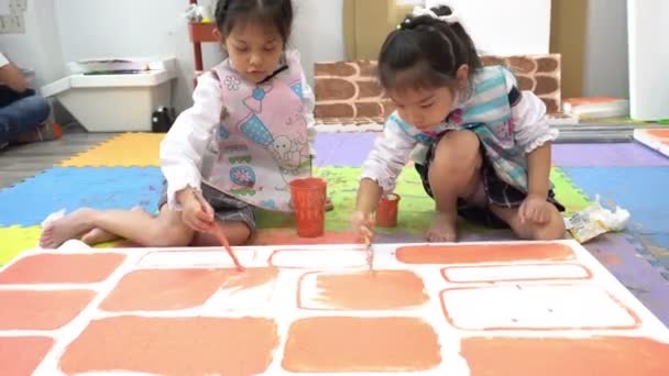 Jonge Aziatische Meisjes Studeren Kunst Schilderen Werk Aan Een Leraar — Stockvideo