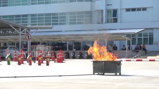 Thaiföld Szeptember 2019 Tűzvédelmi Képzés Egy Tűzoltó Aki Gondosan Nakhonratchasima — Stock videók