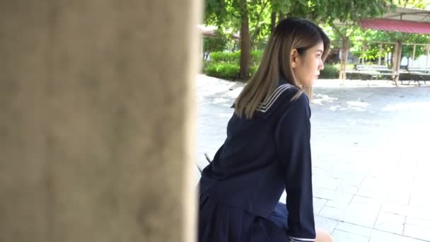 Okuldaki Genç Asyalı Kız Dışarıda Poz Veriyor — Stok video