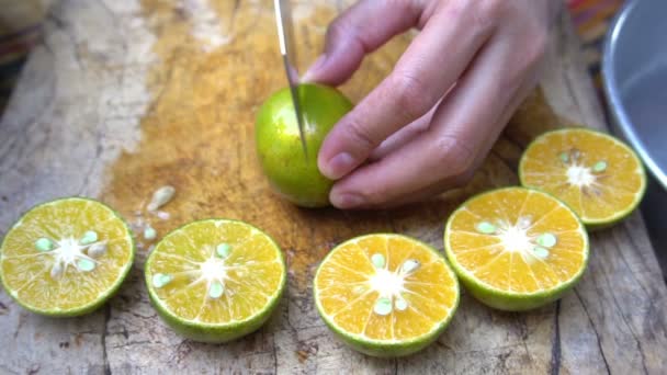 Frauenhände Schneiden Frische Orangen Für Saft Gesundes Getränkekonzept — Stockvideo