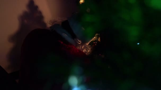 Weihnachtsmann Schmückt Weihnachtsbaum Mit Girlanden Frohe Feiertage Konzept — Stockvideo