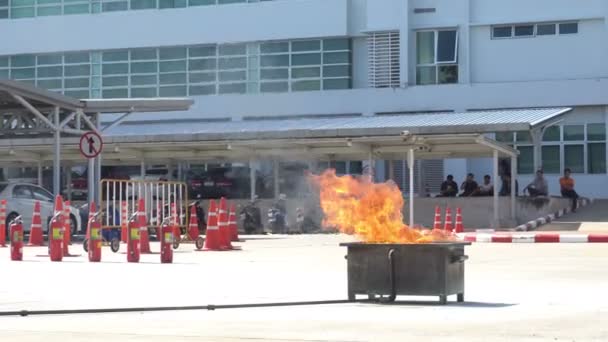 Thailand September 2019 Brandweertraining Door Een Brandweerman Die Voorzichtig Bij — Stockvideo