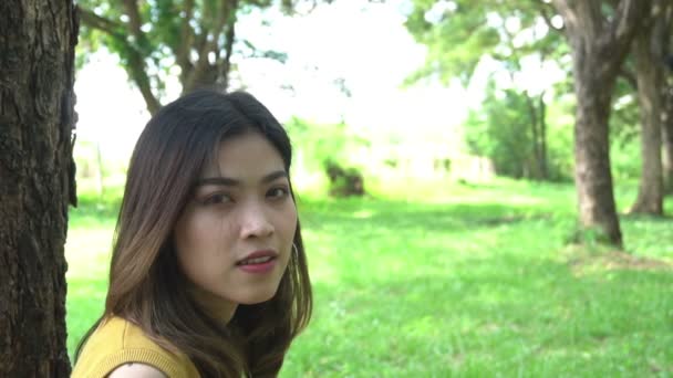 Güzel Taylandlı Üzgün Kadın Gündüz Vakti Parkta Vakit Geçiriyor — Stok video