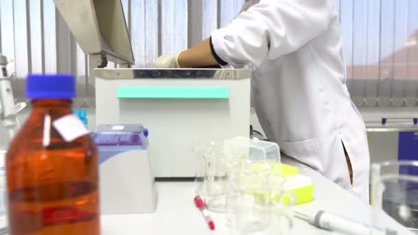 Женщины Учёные Работающие Лаборатории — стоковое видео