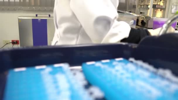 Vrouwelijke Wetenschapper Werkzaam Laboratorium — Stockvideo