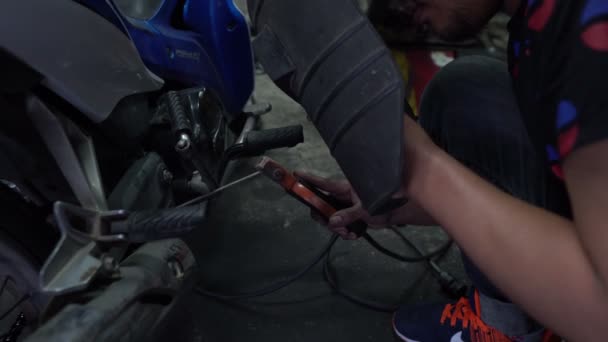 用于组装卡车零件的焊机切割钢 — 图库视频影像