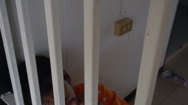 Hombre Asiático Desesperado Prisión Hierro Concepto Prisionero — Vídeo de stock