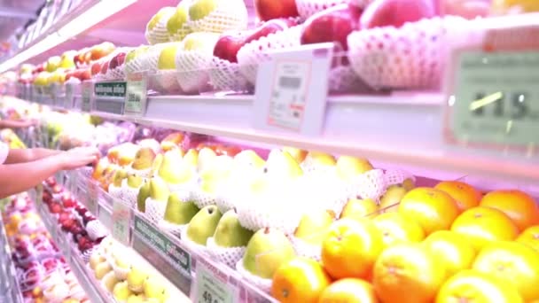 Мать Милая Дочь Выбирают Продукты Супермаркете — стоковое видео