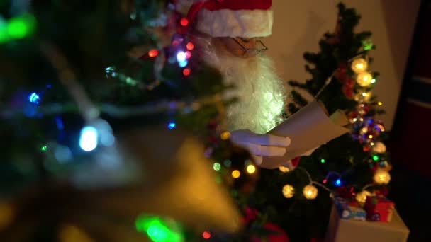 Carta Lectura Santa Cerca Del Árbol Navidad Con Guirnalda Feliz — Vídeo de stock