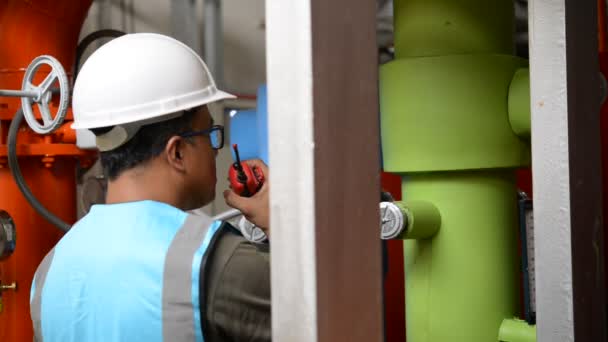 Ingeniero Asiático Que Trabaja Sala Calderas Comprobación Mantenimiento Datos Técnicos — Vídeo de stock