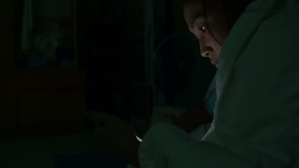 Ázsiai Játszik Játék Okostelefon Ágyban Éjszaka — Stock videók