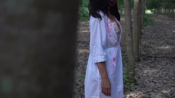 Portret Azjatki Twarzą Zombie Tworzą Pozowanie Zewnątrz Scena Horror Koncepcja — Wideo stockowe