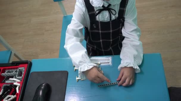 Asiática Niña Aprendiendo Horas Aprender Robot Montaje — Vídeo de stock