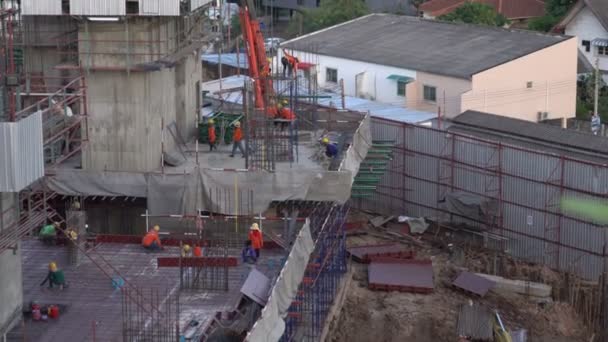 Vista Los Trabajadores Asiáticos Que Trabajan Construcción Objetos Durante Día — Vídeo de stock