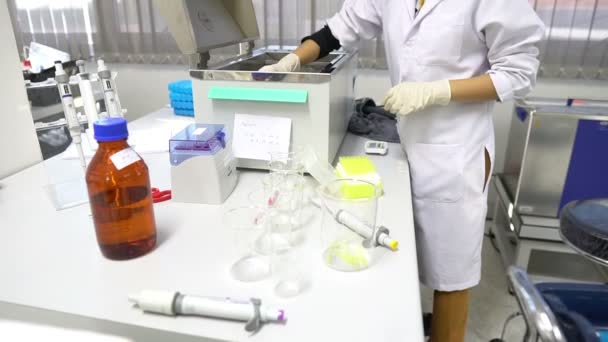 Ženský Vědec Pracující Laboratoři — Stock video