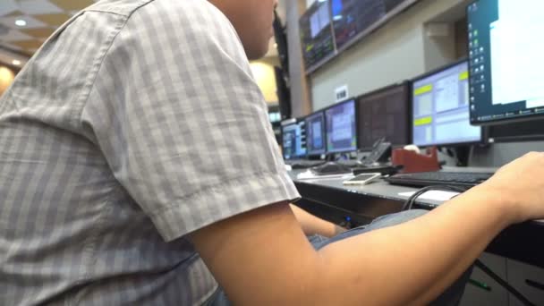Ingenieur Werkt Control Room Installeer Programma Voor Controle Reparatie Systeem — Stockvideo