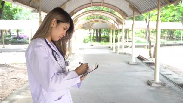 Visão Jovem Médico Feminino Com Estetoscópio Livre — Vídeo de Stock