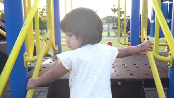 可爱的小女孩白天在院子里玩耍 — 图库视频影像