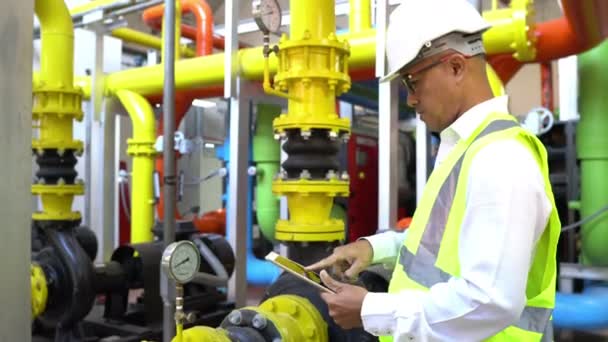 Aziatisch Onderhoud Ingenieur Bij Het Afvalwater Management Systeem Van Een — Stockvideo