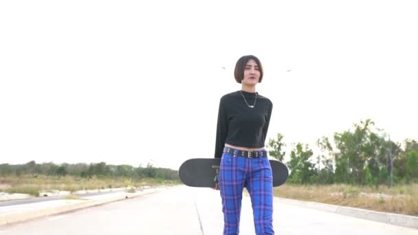 美しいアジアのスケーターの女の子の肖像 — ストック動画